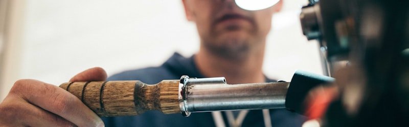 世界杯球迷互动社区概念图 - 全球球迷在屏幕前欢呼交流