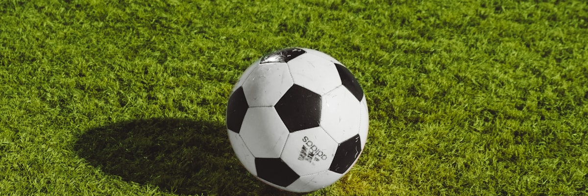 世界杯焦点赛事模拟图 - 两支国家队球员在绿茵场上激烈对抗